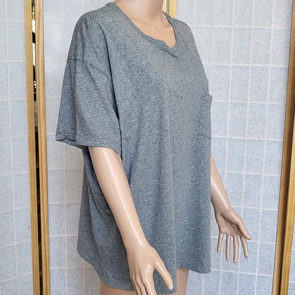 Torrid grey short-sleeve t-shirt with front pocket EUC size 2 or 2X 100% cotton - Picture 2 of 8